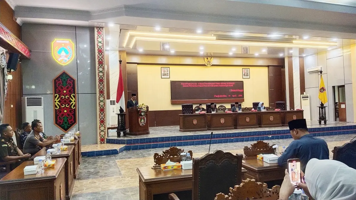Muhammad Syamsuri membacakan rekomendasi DPRD Kobar atas LKPj Bupati Kobar tahun 2025.  (syamsudin/radar sampit)
