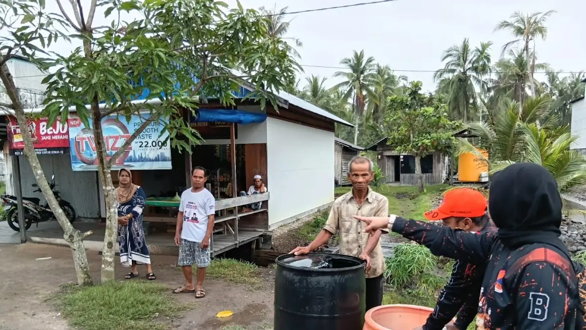 Penyaluran air bersih oleh BPBD ke wilayah Desa Regei Lestari, Kecamatan Teluk Sampit, Jumat (30/1/2026). (TRC BPBD Kotim)
