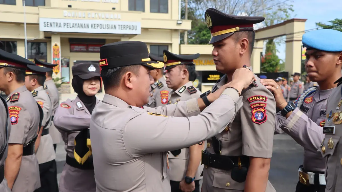 SERTIJAB: Kapolres Kotim AKBP Resky Maulana Zulkarnain saat memimpin upacara sertijab di Satlantas Polres Kotim, Rabu (15/4) pagi. FAHRY/RADAR SAMPIT