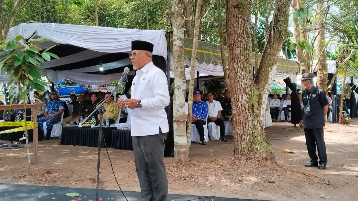 Wakil Bupati Kotawaringin Barat Suyanto memberikan sambutan pada prosesi pemakaman Prof Birute Mary Galdikas, Rabu (15/4). (syamsudin/radar sampit)
