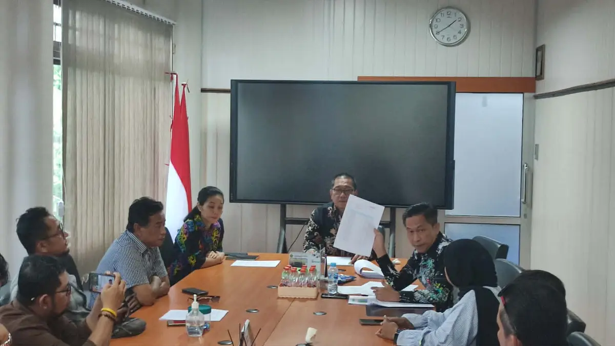 Wakil Rektor Bidang Umum dan Keuangan UPR Darmae Nasir, Pelaksana Tugas (Plt) Kepala Biro Umum dan Keuangan UPR Yahya Sulaiman, Ketua Tim Keuangan UPR Nampung, dan Pranata Humas Ahli Muda Gustiana Bawi memaparkan selisih keuangan Rp 10 miliar lebih. (dodi/radar sampit)