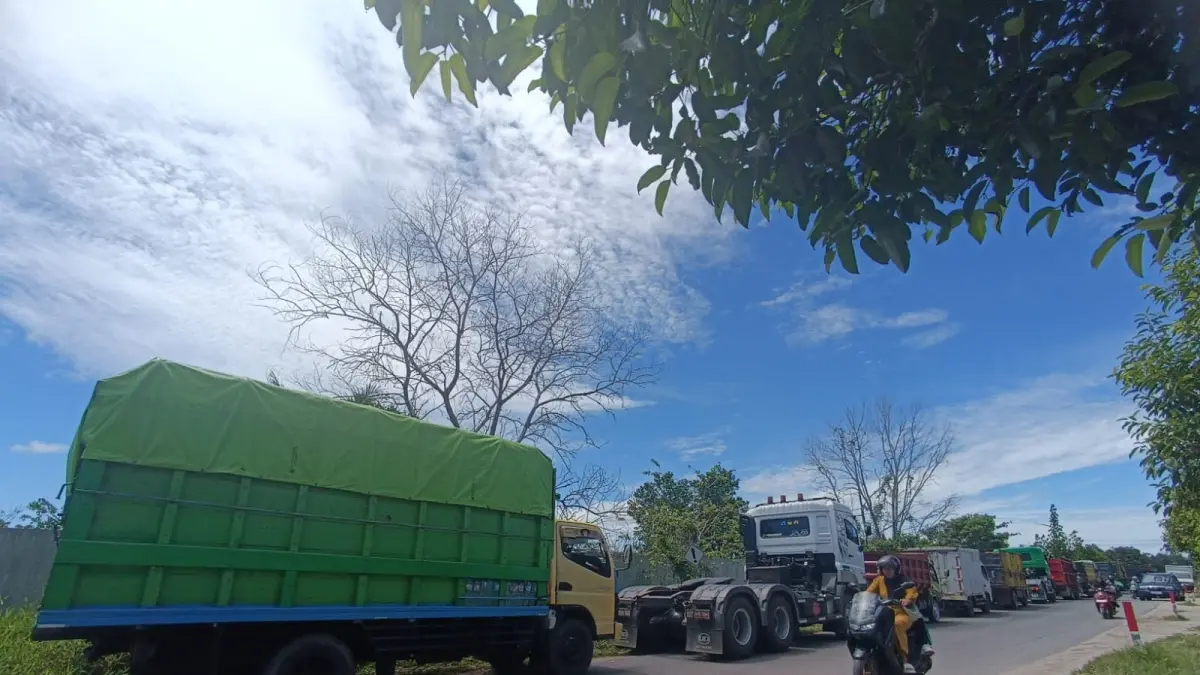 Antrean truk di depan SMP Negeri 4 Jalan Ir Juanda, Desa Telaga Baru, Kecamatan Mentawa Baru Ketapang, Kabupaten Kotawaringin Timur, Kamis (16/4/2026). (Usay Nor Rahmad /Radar Sampit)&nbsp;



