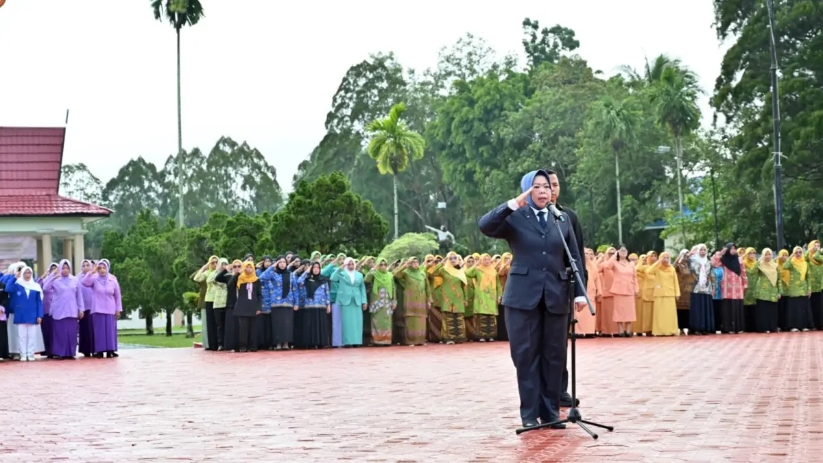 Bupati Kotawaringin Barat memimpin ziarah ke Taman Makam Pahlawan dalam rangka Hari Kartini ke-147. (ribut prokom kobar)

&nbsp;