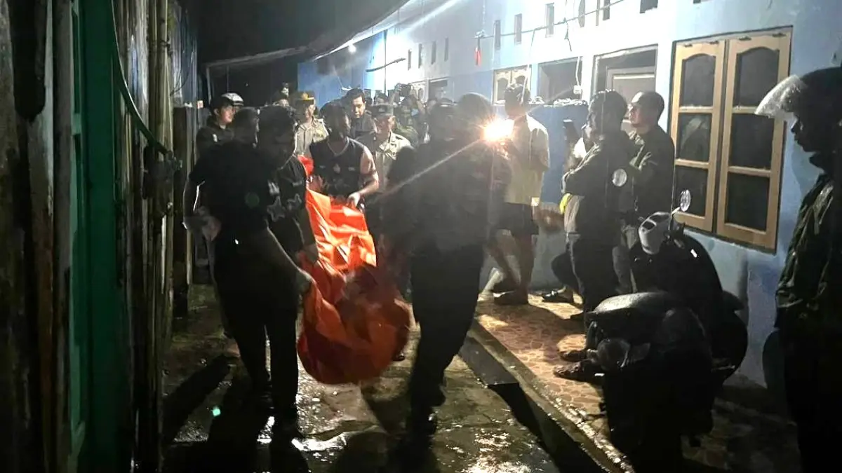 GANTUNG DIRI: Petugas mengevakuasi pelaku gantung diri di Jalan Rajawali, RT 22, Kelurahan Sidorejo, Kecamatan Arut Selatan, Kobar, Rabu (15/4/2026) malam. FOTO: POLRES KOBAR/RADAR SAMPIT 