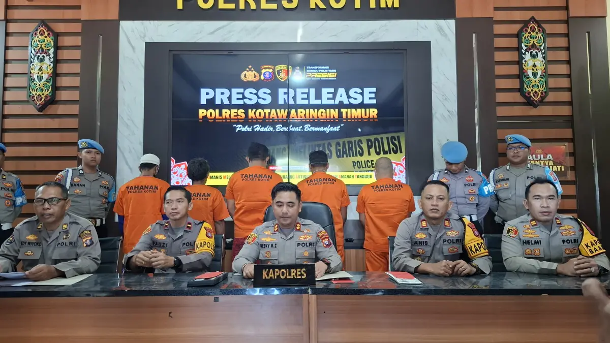 


KRIMINAL : Kapolres Kotim AKBP Resky Maulana Zulkarnain (tengah) saat memimpin konferensi pers di Mapolres Kotim, Kamis (16/4) siang. FAHRY/RADAR SAMPIT
