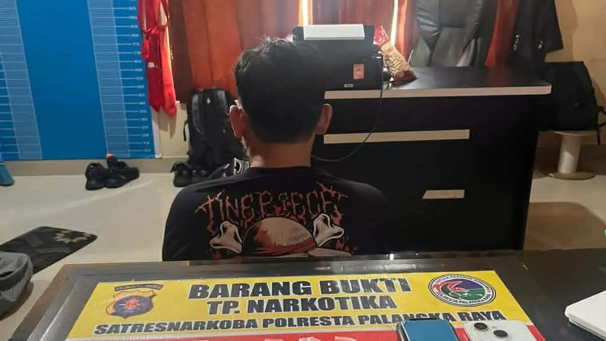 NARKOBA : Tersangka RA bersama barang bukti narkoba diamankan di Mapolresta Palangka Raya, Rabu (15/4/2026). FOTO: IST/RADAR SAMPIT