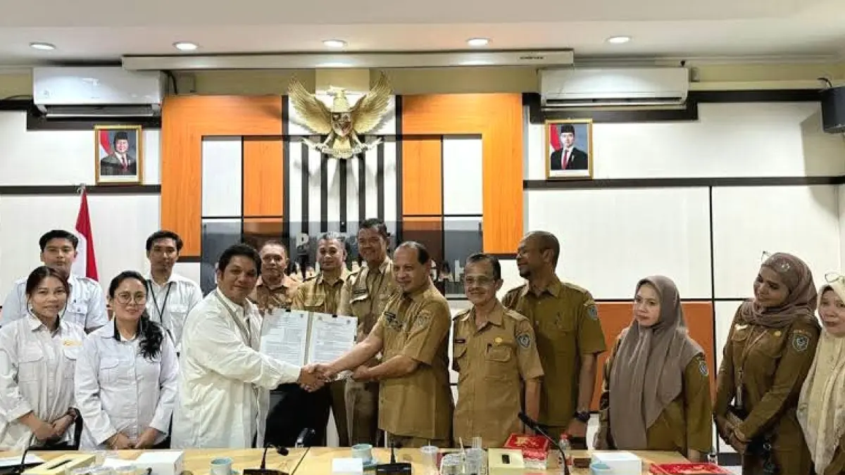 Penyerahan Dokumen Strategi Sanitasi Kabupaten (SSK) Seruyan 2026-2030 kepada pihak Balai Penataan Bangunan, Prasarana dan Kawasan Kalimantan Tengah usai kegiatan fasilitasi di Palangka Raya, Rabu (15/4). &nbsp;(diskominfosandi seruyan) 
