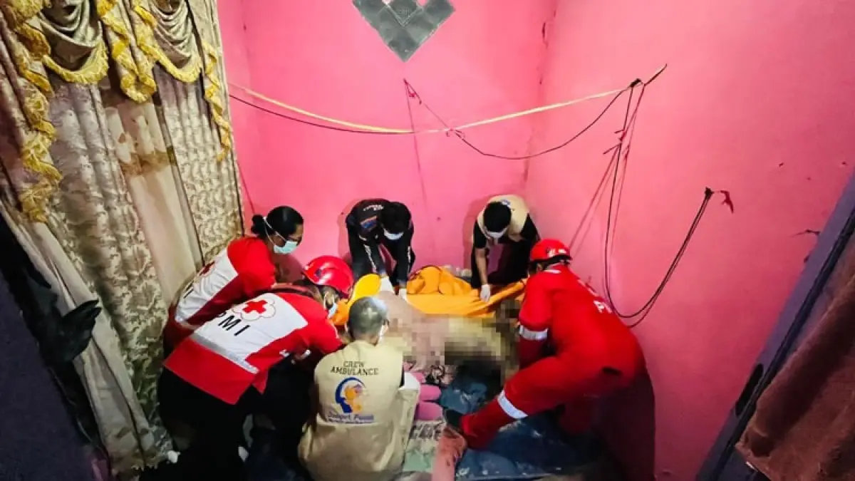 Petugas PMI Kotim saat mengevakuasi tubuh Hamsin, yang diduga telah meninggal berhari-hari di dalam kamarnya di Jalan M Yosef 4, Kelurahan Baamang Hulu, Kecamatan Mentawa Baru Ketapang, Rabu malam (15/4/2026). (PMI Kotim)