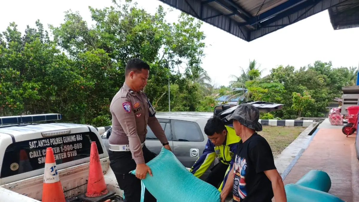 Poktan Sari Bumi Sejahtera Kahanjak didampingi personel polres, saat menyerahkan hasil panen jagung ke gudang bulog Kuala Kurun, pekan lalu. (poktan sari bumi sejahtera kahanjak)  