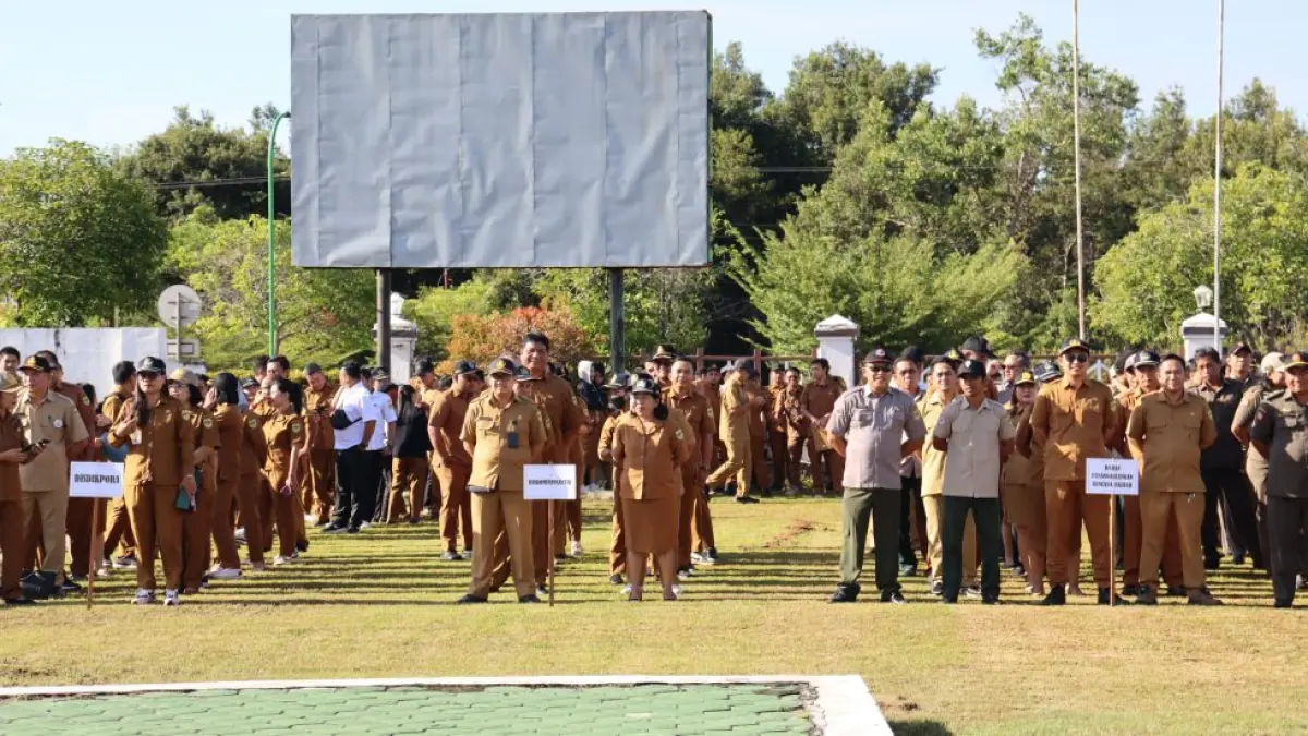 Sejumlah ASN baik itu PNS dan PPPK ketika mengikuti apel gabungan di halaman kantor bupati setempat, belum lama ini. (diskominfo santik gumas)