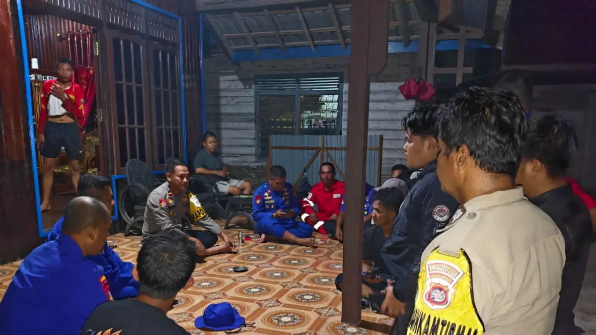 Tim Gabungan saat mendengar arahan Kapolsek Katingan Hilir. (Yuswandi RS/Radar Sampit)