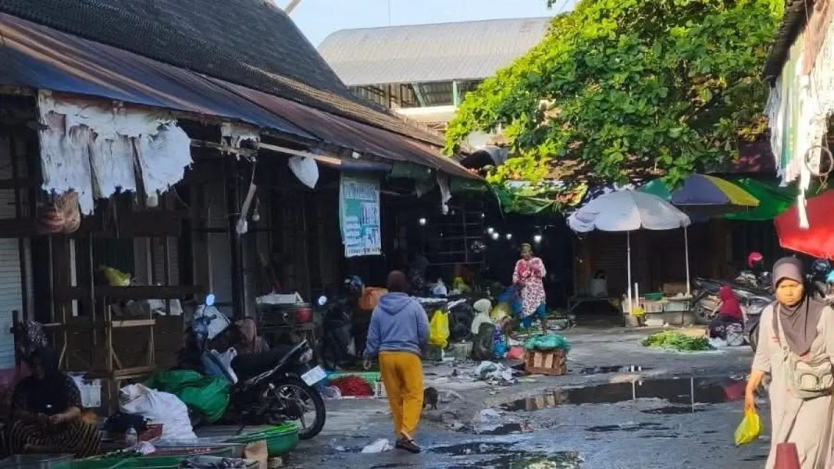 DIKELUHKAN PENGUNJUNG: Kondisi area parkir Pasar Indra Sari, Kelurahan Baru, Kecamatan Arut Selatan, Kabupaten Kotawaringin Barat (Kobar). FOTO: IST/RADAR SAMPIT 