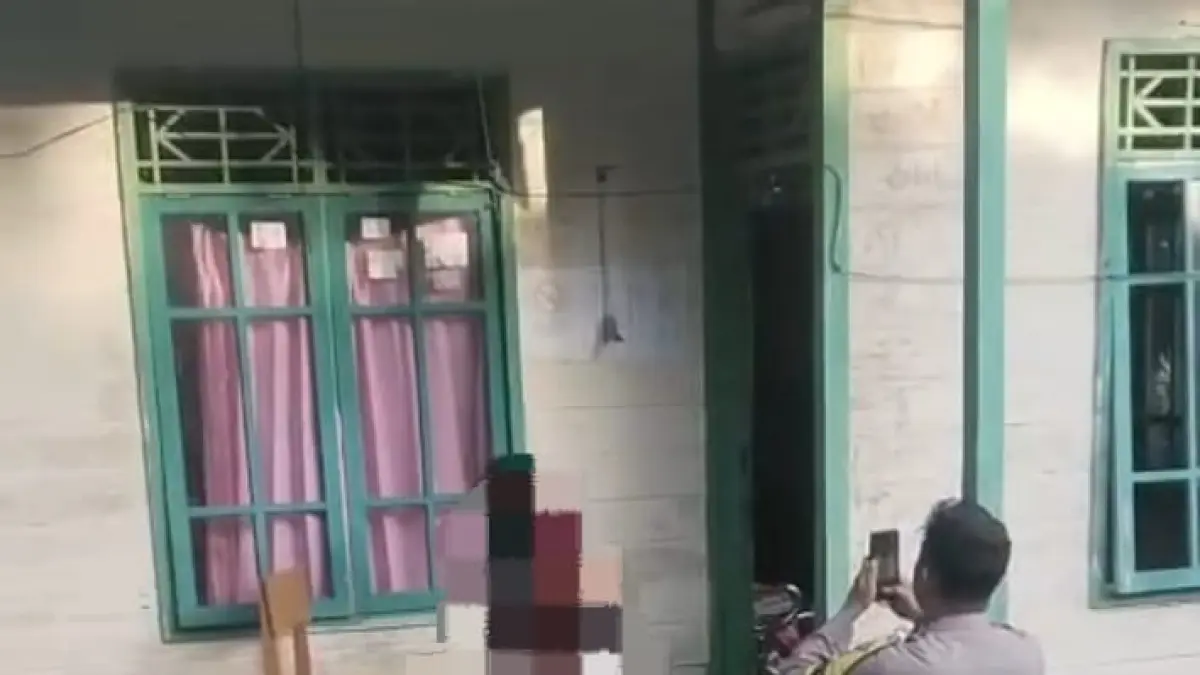 GANTUNG DIRI: Aparat Kepolisian saat identifikasi di TKP (Warga/Radar Sampit)