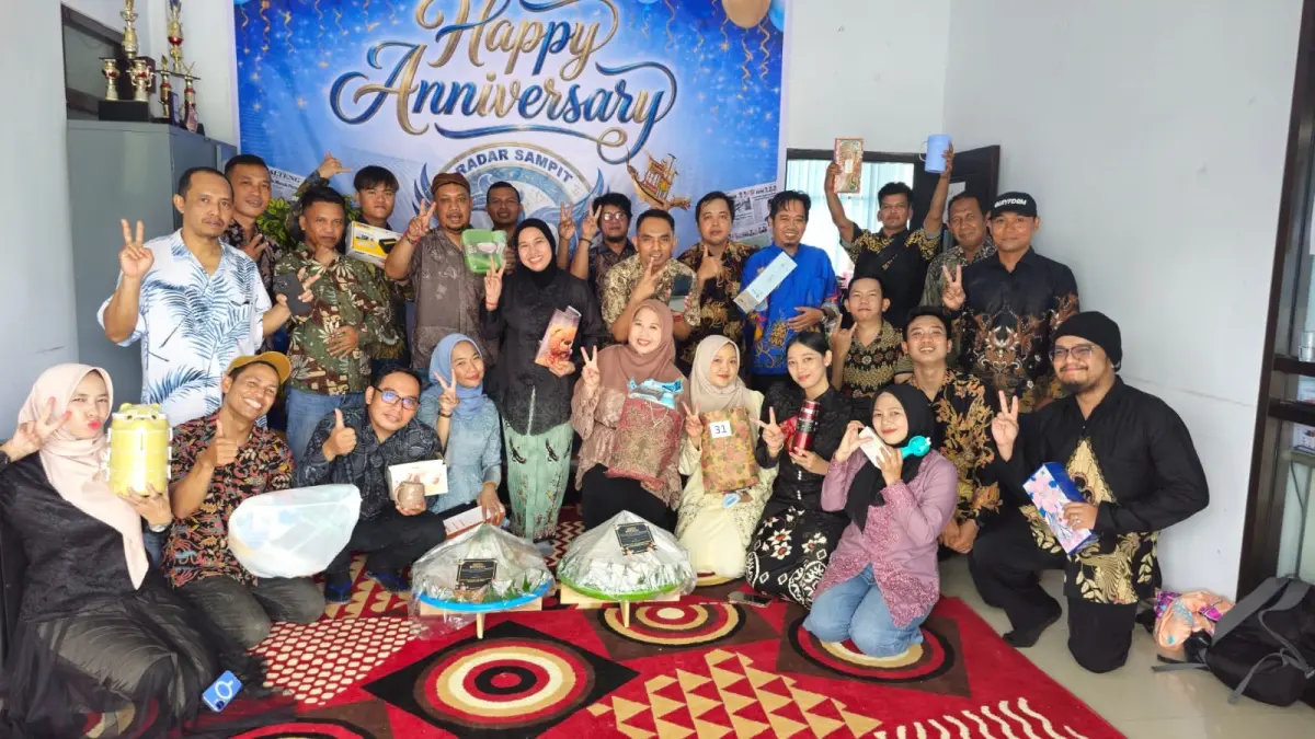 Jajaran manajemen, karyawan dan karyawati Radar Sampit, menunjukkan hasil tukar kado, yang menjadi tradisi setiap moment anniversary.(istimewa)