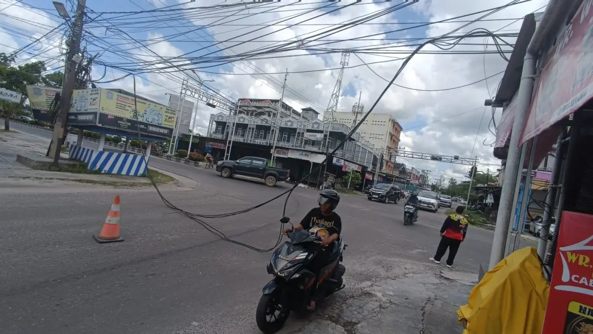 Kabel membentang akibat tersangkut truk boks di Jalan Pelita Sampit rawan membahayakan pengguna jalan, Jumat (17/4/2026). (Usay Nor Rahmad/Radar Sampit)&nbsp;