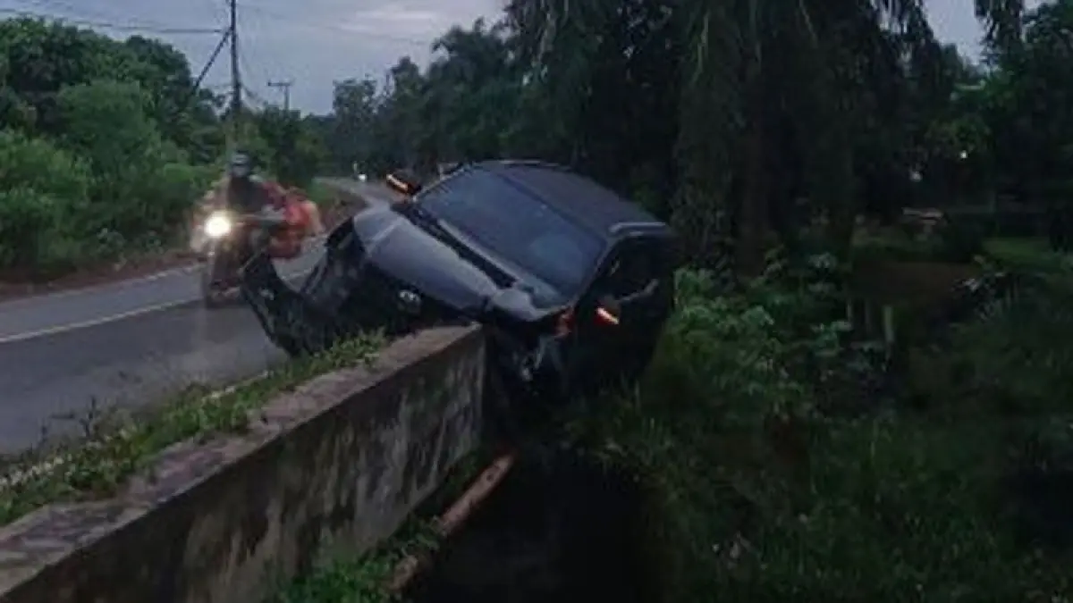 Kecelakaan tunggal terjadi di Jalan Tjilik Riwut Km 40, Desa Jemaras, Kecamatan Cempaga, Kabupaten Kotawaringin Timur (Kotim), Kamis (16/4) sekitar pukul 05.00 WIB.