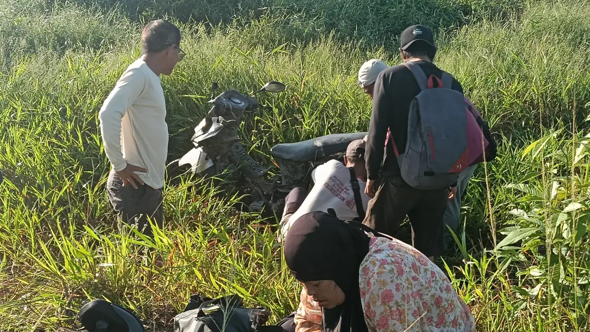 MUSIBAH: Kecelakaan tunggal di Jalan Ahmad Shaleh, Kelurahan Mendawai Seberang, Kecamatan Arut Selatan, Kobar, Jumat (17/4/2026). FOTO: TYO/RADAR SAMPIT 