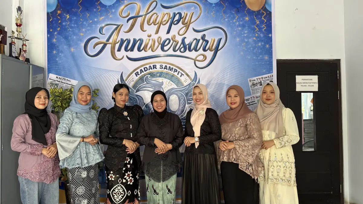 Para Kartini Radar Sampit kompak mengenakan kebaya di hari syukuran HUT ke 20 Radar Sampit, Jumat (17/4).(istimewa)