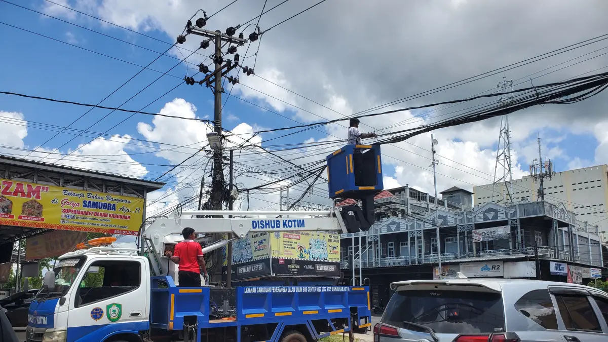 Petugas Dishub Kotim saat menangani kabel traffic light yang membentang di perempatan Jalan Pelita - Jalan HM Arsyad, Jumat (17/4/2026). (Usay Nor Rahmad/Radar Sampit).&nbsp;