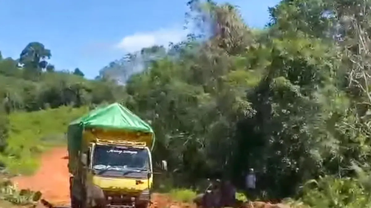 Truk pengangkut barang melintasi Jembatan Sei Kining yang telah rampung diperbaiki. (protokol pemkab seruyan) 