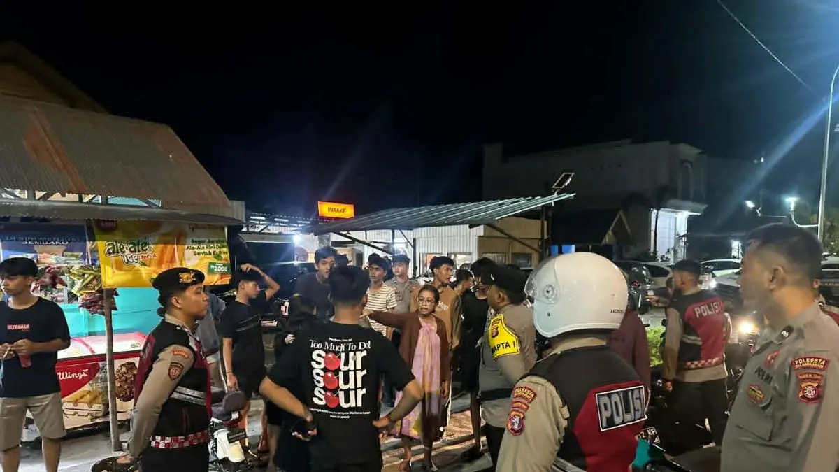 DATANGI LOKASI : Personel Satsamapta Polresta Palangka Raya langsung bergerak cepat mendatangi lokasi untuk memastikan situasi keamanan dengan mendatangi lokasi dugaan pelaporan pemukulan pelajar di Jalan Garuda. FOTO: IST/RADAR SAMPIT