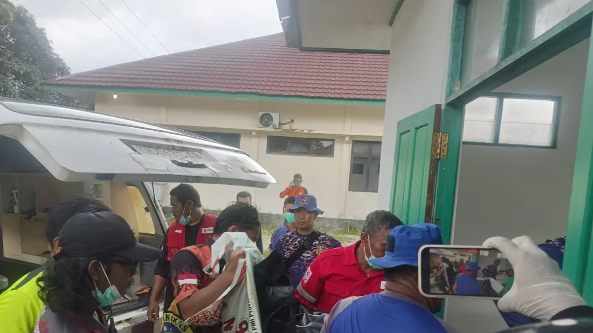 EVAKUASI: Korban tenggelam saat dievakuasi ke rumah sakit. (Yuswanto RS/Radar Sampit)