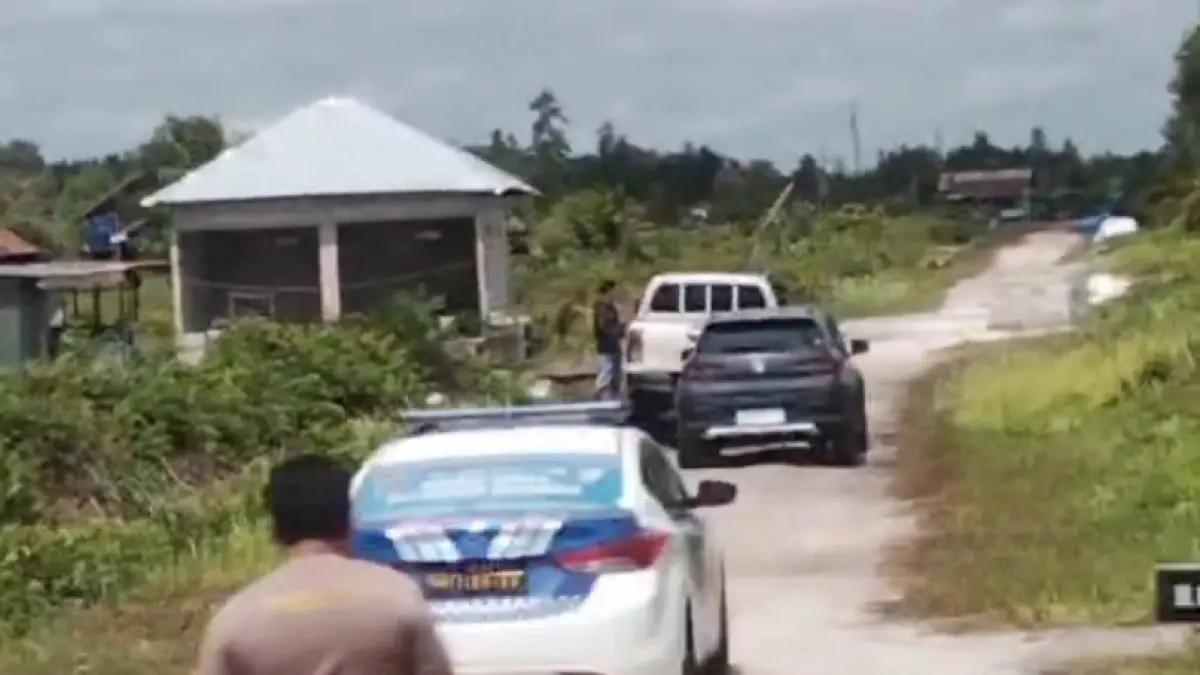 Pelaku tabrak lari saat akan diamankan aparat kepolisian setelah kabur usai menabrak pengendara sepeda motor di ruas jalan Kasongan-Palangka Raya. (Warga/Radar Sampit)
