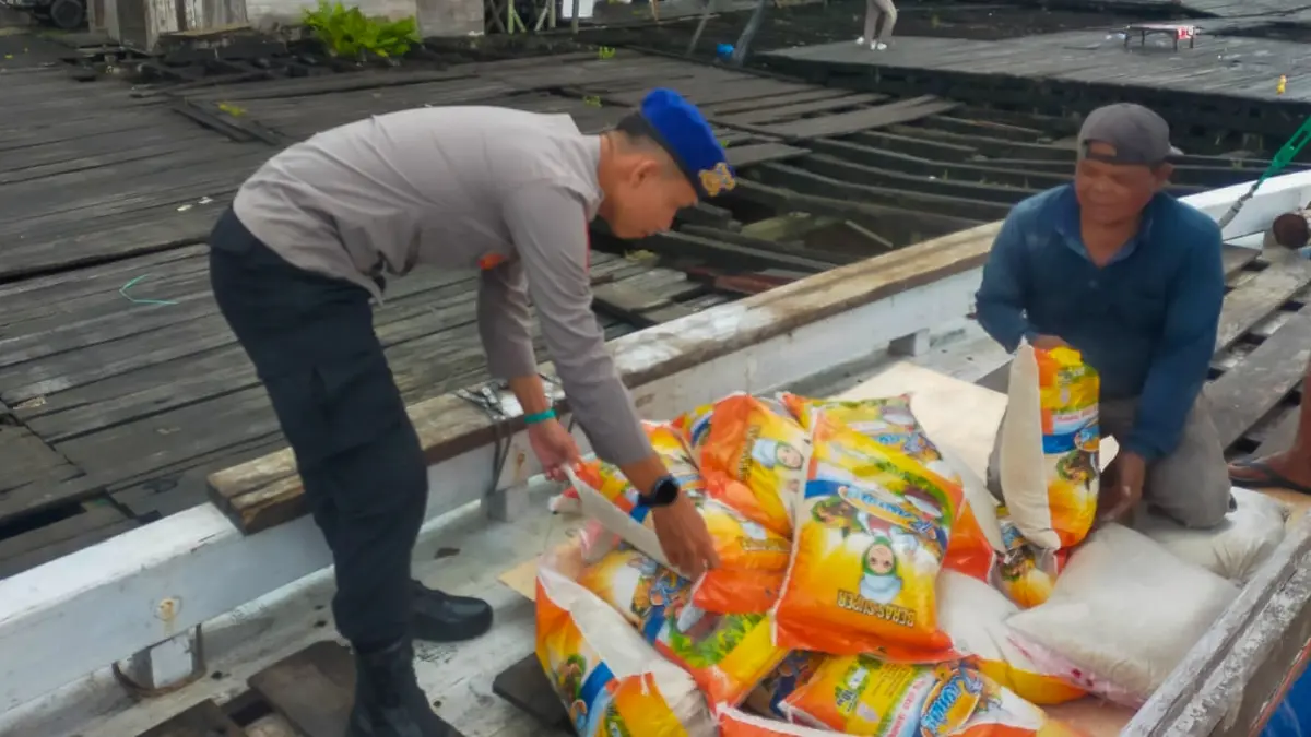 Personel Polairud Polres Seruyan saat membantu bongkar muat angkutan perahu di sebuah dermaga, setempat.(istimewa)