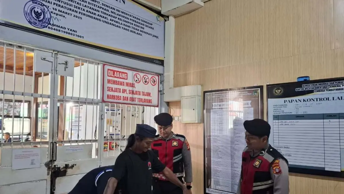 Petugas Polres Kotim saat turut melakukan pengamanan dan pemeriksaan pengunjung di Lapas Kelas II B Sampit, Sabtu (18/4)).(istimewa/Humas Polres Kotim)