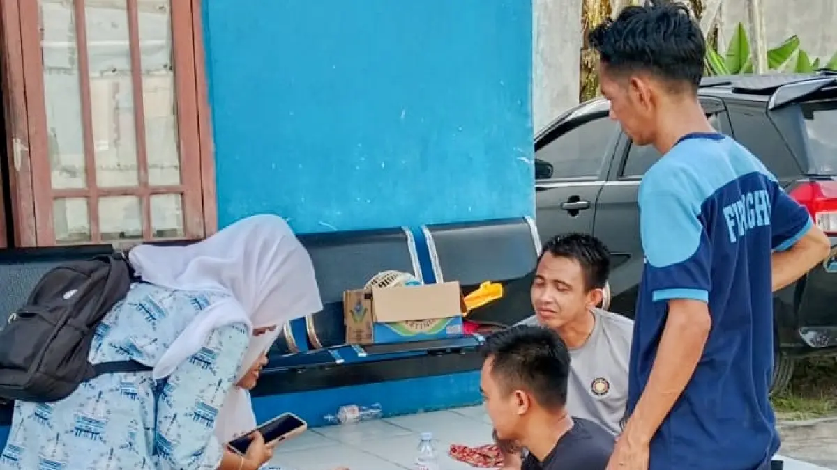 Proses pelepasan cincin seorang siswi SMK oleh petugas Damkar Hanau, baru-baru tadi.(istimewa)