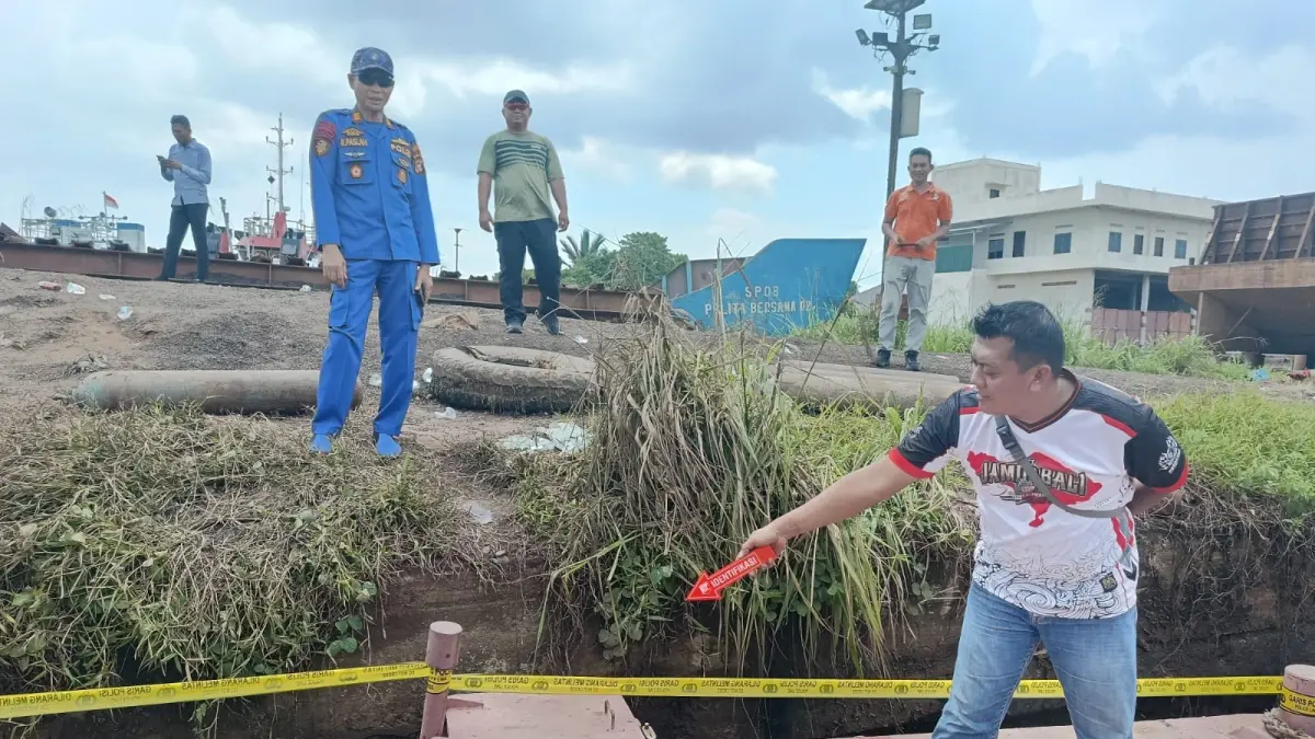 Subdit Gakkum Ditpolairud Polda Kalteng, saat olah TKP terbakarnya tugboat di dermaga PT NDS, Desa Tanah Mas, Kecamatan Baamang, Sampit, Senin (30/3).(istimewa/humas)