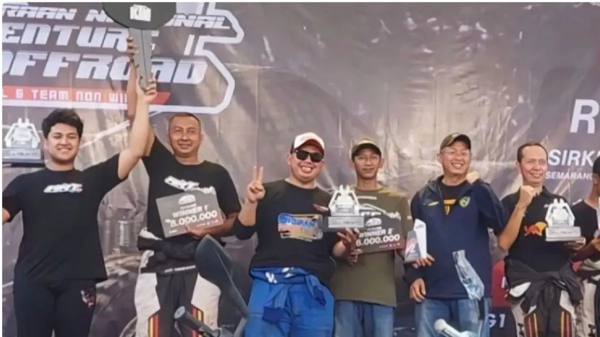Tim Halo Dayak HRX saat naik podium di Kejurnas Adventure Offroad Putaran I di Sirkuit Tembalang, Semarang,  18–19 April 2026. (istimewa)