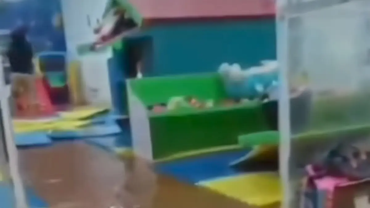Banjir di kawasan Pasar Parenggean akibat hujan deras, namun ketinggian air tak berlangsung lama, air dengan cepat surut keesokan harinya. (rekaman layar video amatir kiriman warga)