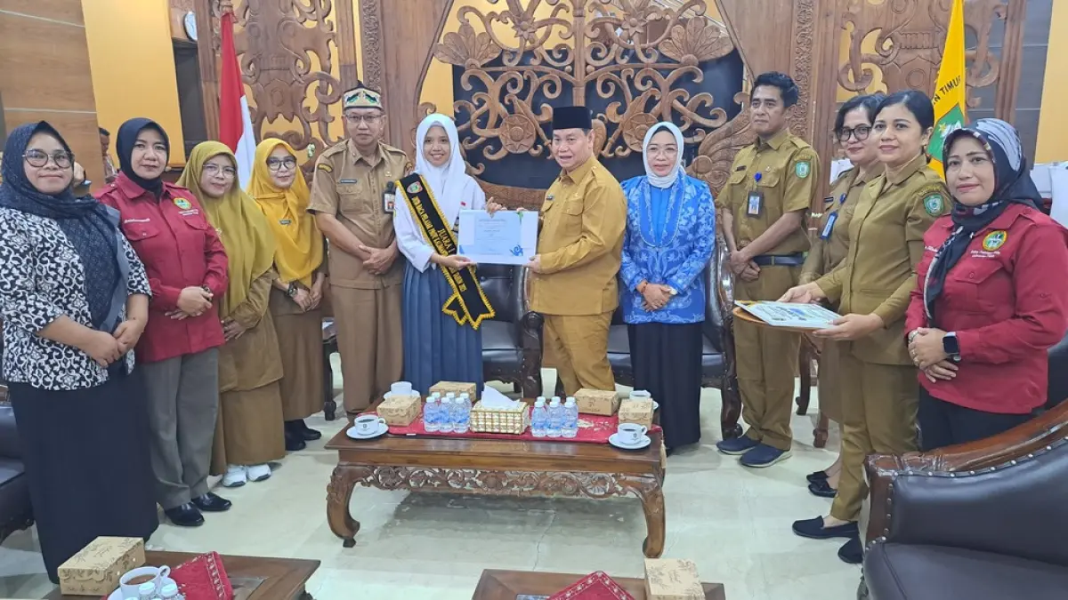 Bupati Kotim, Halikinnor saat menyerahkan penghargaan kepada peraih juara 1 Duta Baca Kalteng di Rumah Jabatan Bupati Kotim, Senin (20/4). (Akbar/Radar Sampit)