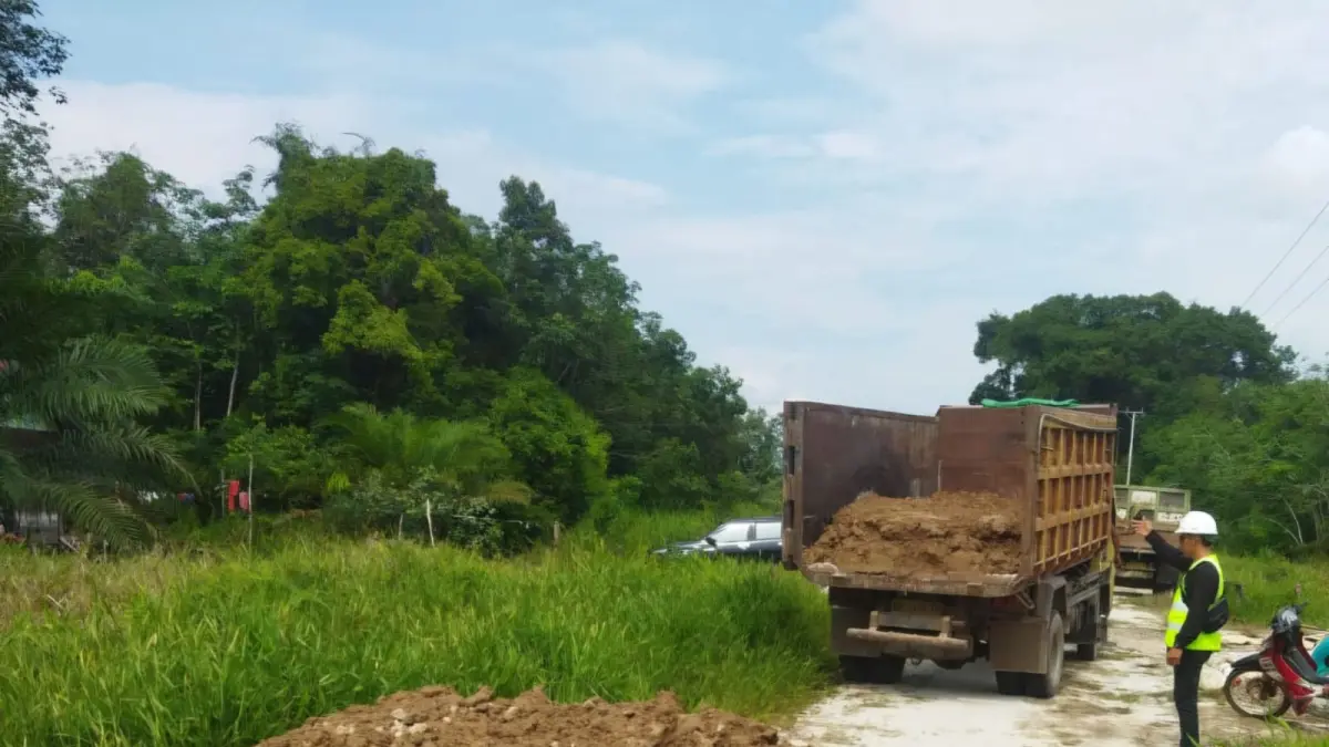 HARGA NAIK: Proses pengurukan jalan menggunakan tanah, kini harganya naik seiring kenaikan harga BBM di Sampit