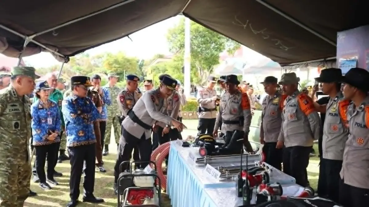 Kapolda Kalteng Irjen Iwan Kurniawan saat mendampingi Gubernur Kalteng Agustiar Sabran ketika memeriksa sarana prasarana penanggulangan karhutla, belum lama ini.(dodi/radarsampit)