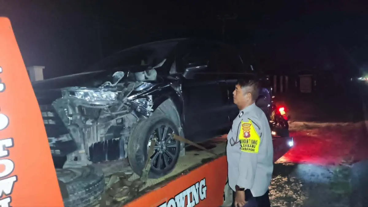 Personel kepolisian saat di lokasi kecelakaan lalu lintas di Jalan Mahir Mahar Km 17, Kelurahan Kalampangan, Sabtu malam (18/4).(istimewa)