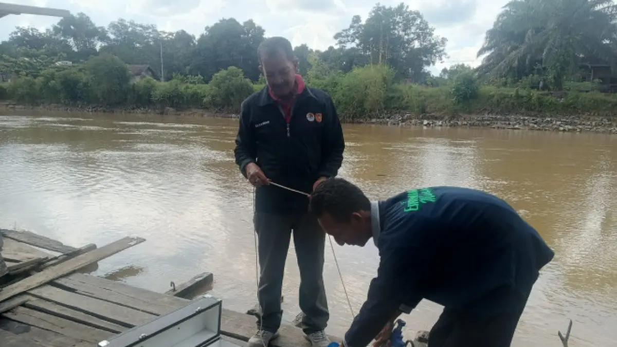 Petugas DLH Kotawaringin Barat mengambil sampel air di Sungai Arut untuk mengecek kualitas air sungai. (dlh kobar)
