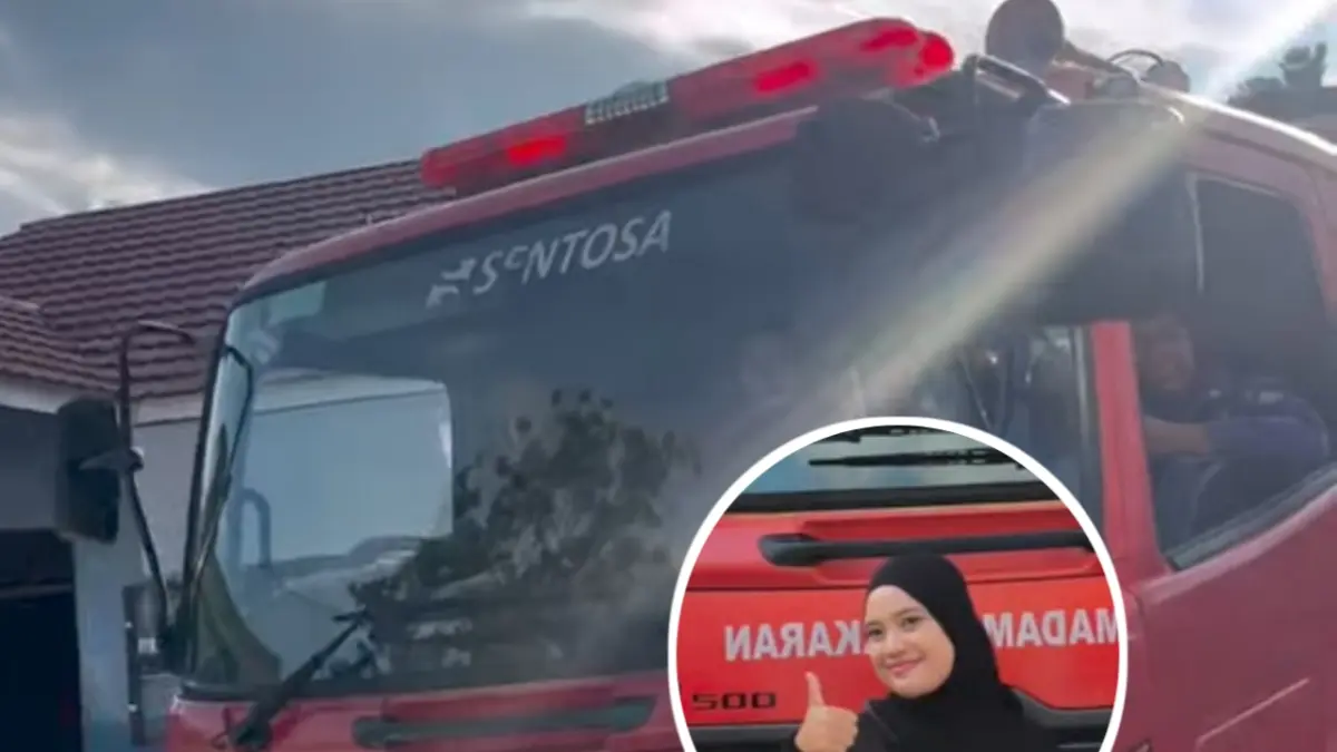Seorang perempuan yang hamil muda ngidam tampak senang setelah impiannya naik mobil Damkar keliling Kota Sampit terwujud. (Disdamkarmat Kotim)&nbsp;