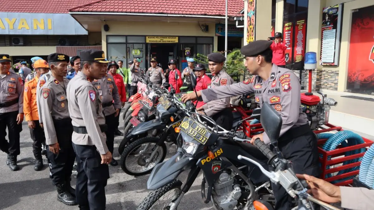 SIAGA KARHUTLA : Wakapolres Kotim Kompol Christian Maruli Tua Siregar, saat memeriksa persiapan sarana dan prasarana (Satpras) personel menghadapi Karhutla. FOTO: POLRES KOTIM/RADAR SAMPIT