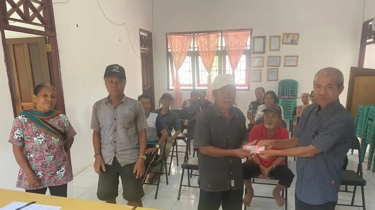 Suasana penyerahan bantuan langsung tunai melalui DD kepada masyarakat Desa Tumbang Malahoi, Kecamatan Rungan, belum lama ini. (pemerintah desa tumbang malahoi)