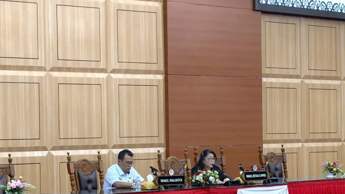 Wakil Ketua DPRD Palangka Raya Nenie Adriati Lambung, saat memimpin kegiatan rapat paripurna beberapa waktu lalu.(dok.Yusho/radarsampit)