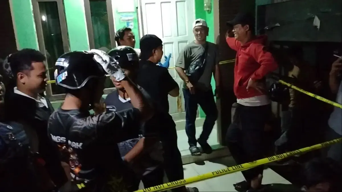 BERKUMPUL: Warga dan relawan emergency gabungan kepolisian menunggu kedatangan tim inafis. (Foto: maulana/radar banjarmasin)