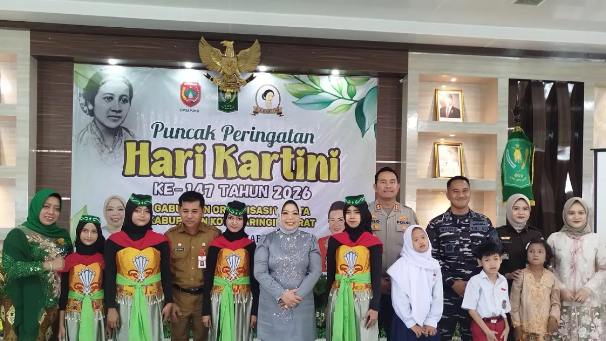 Bupati Kotawaringin Barat Hj Nurhidayah bersama forkopimda pada acara puncak peringatan Hari Kartini. (SYAMSUDIN/RADAR SAMPIT) 