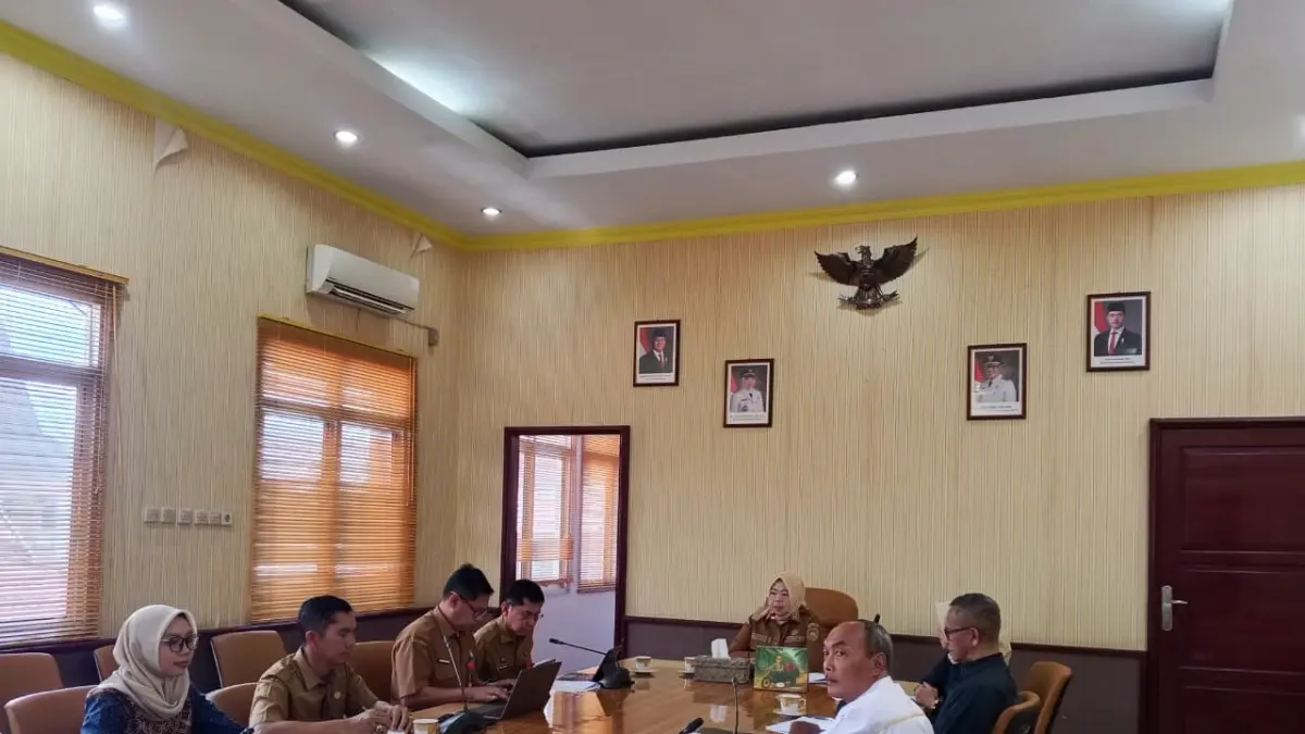 Bupati Kotawaringin Barat Hj Nurhidayah bersama KONI Kobar menggelar rapat koordinasi pemantapan persiapan Porprov Kalteng 2026. (SYAMSUDIN/RADAR SAMPIT) 