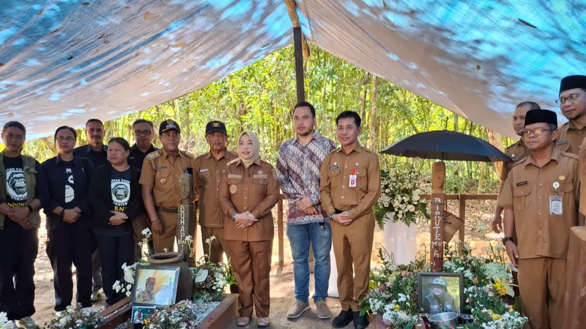 Bupati Kotawaringin Barat Hj Nurhidayah ziarah ke makam Prof Birute Mary Galdikas. (PROKOM &nbsp;KOBAR)

&nbsp;&nbsp;