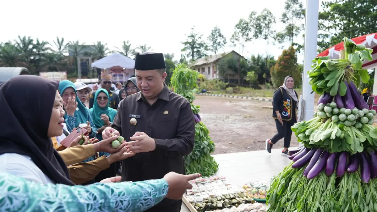 Bupati Lamandau membagikan gunungan hasil bumi berupa sayur mayur kepada masyarakat.&nbsp;&nbsp;