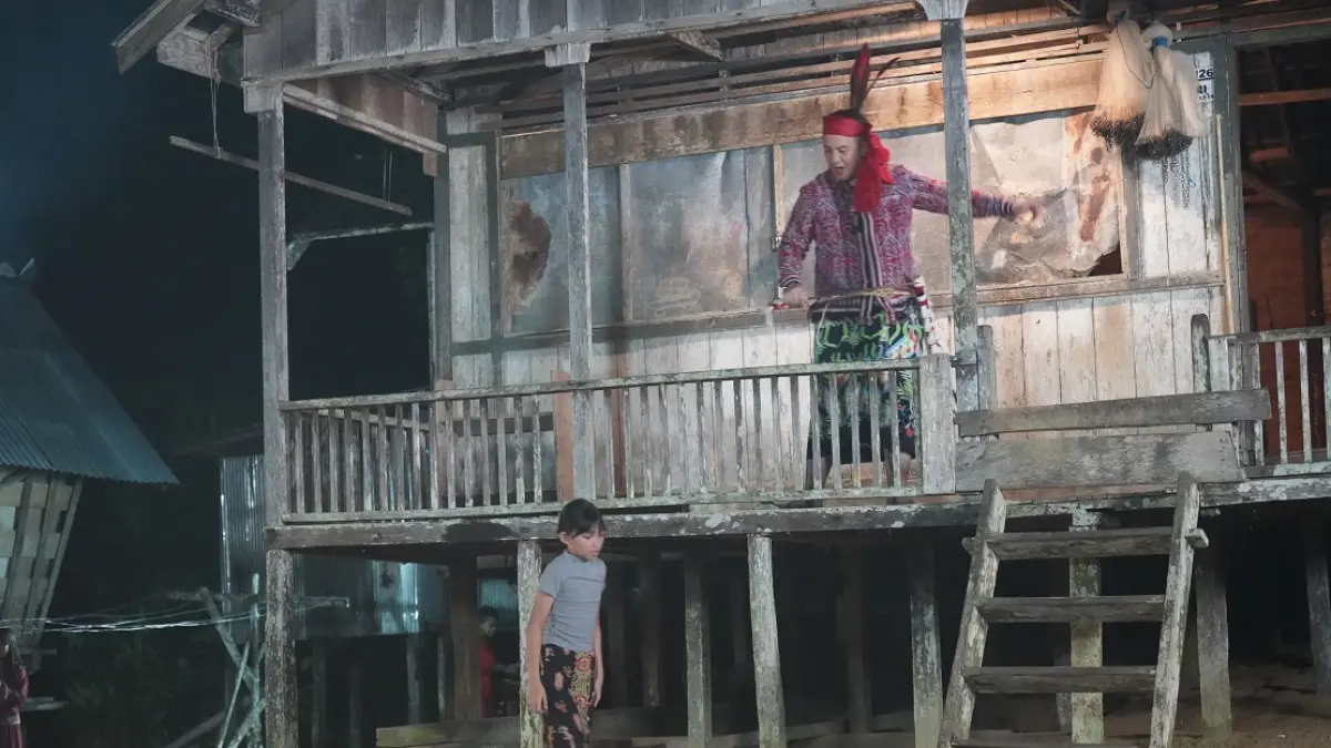 Bupati Lamandau Rizky Aditya Putra saat proses syuting film Tanah Dayak di Desa Kinipan.&nbsp;&nbsp;&nbsp;(DISKOMINFO LAMANDAU) 