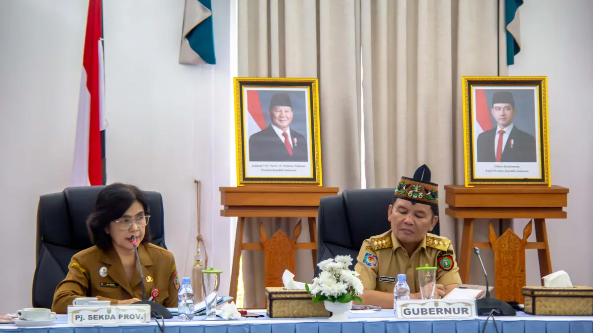 Gubernur Kalteng Agustiar Sabran dan Pj Sekda Kalteng, saat menggelar rapat mengantisikasi lonjakan inflasi akibat dampak kenaikan BBM.(dodi/radarsampit)