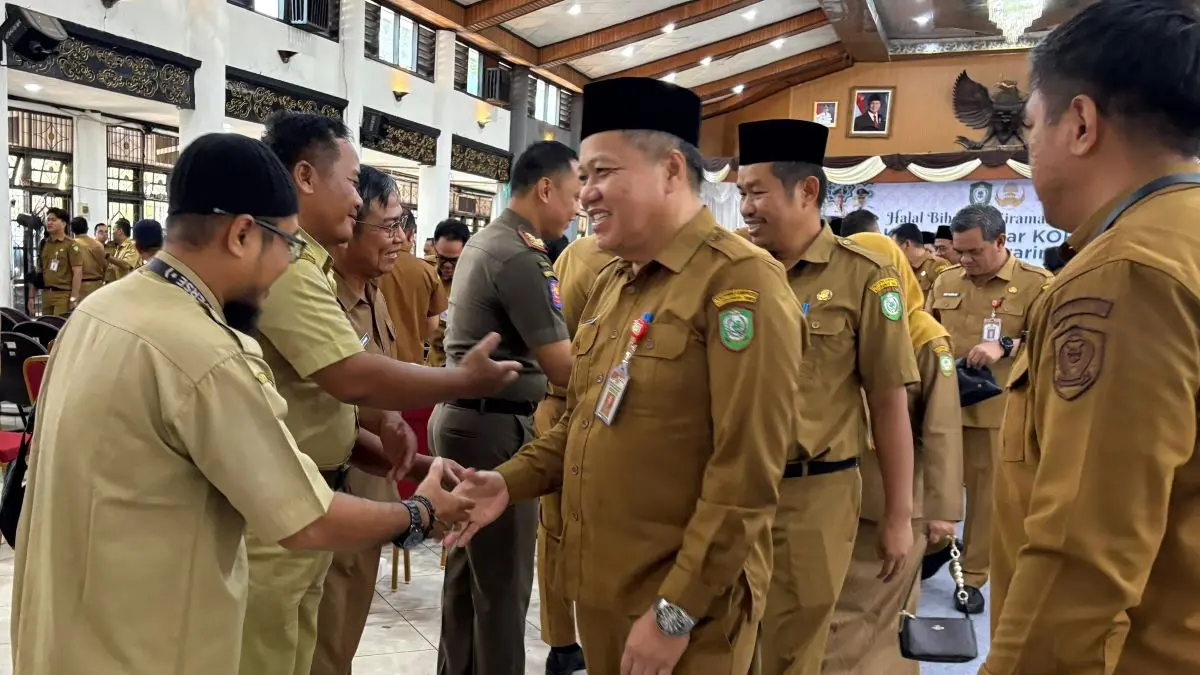 INTERAKSI: Pj Sekda Kotim Umar Kaderi menyalami para ASN usai kegiatan Halal Bihalal KORPRI, Senin (20/4/2026). FOTO: YUNI/RADAR SAMPIT 